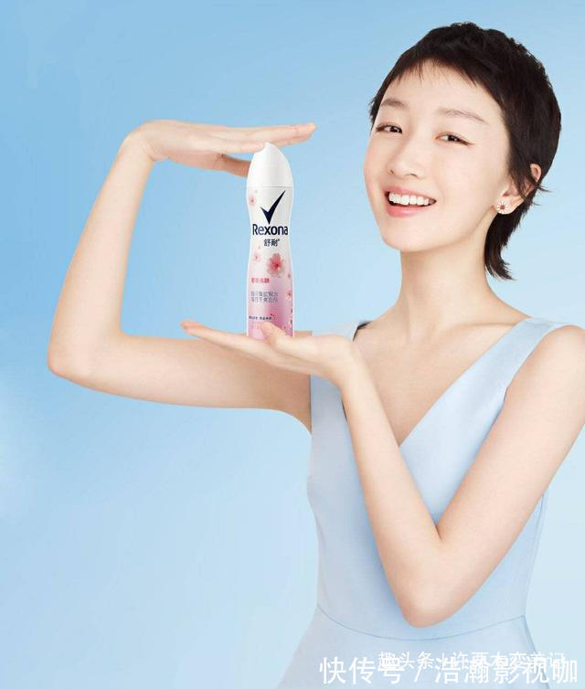 粉饼 包包里常放几样东西的,一般都是讲究的女人,你有几样