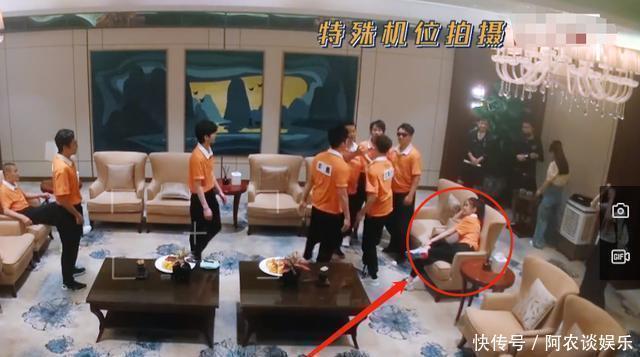 李沁|女明星的儀態(tài)有多重要《奔跑吧》baby和李沁同框坐，姿勢差距大