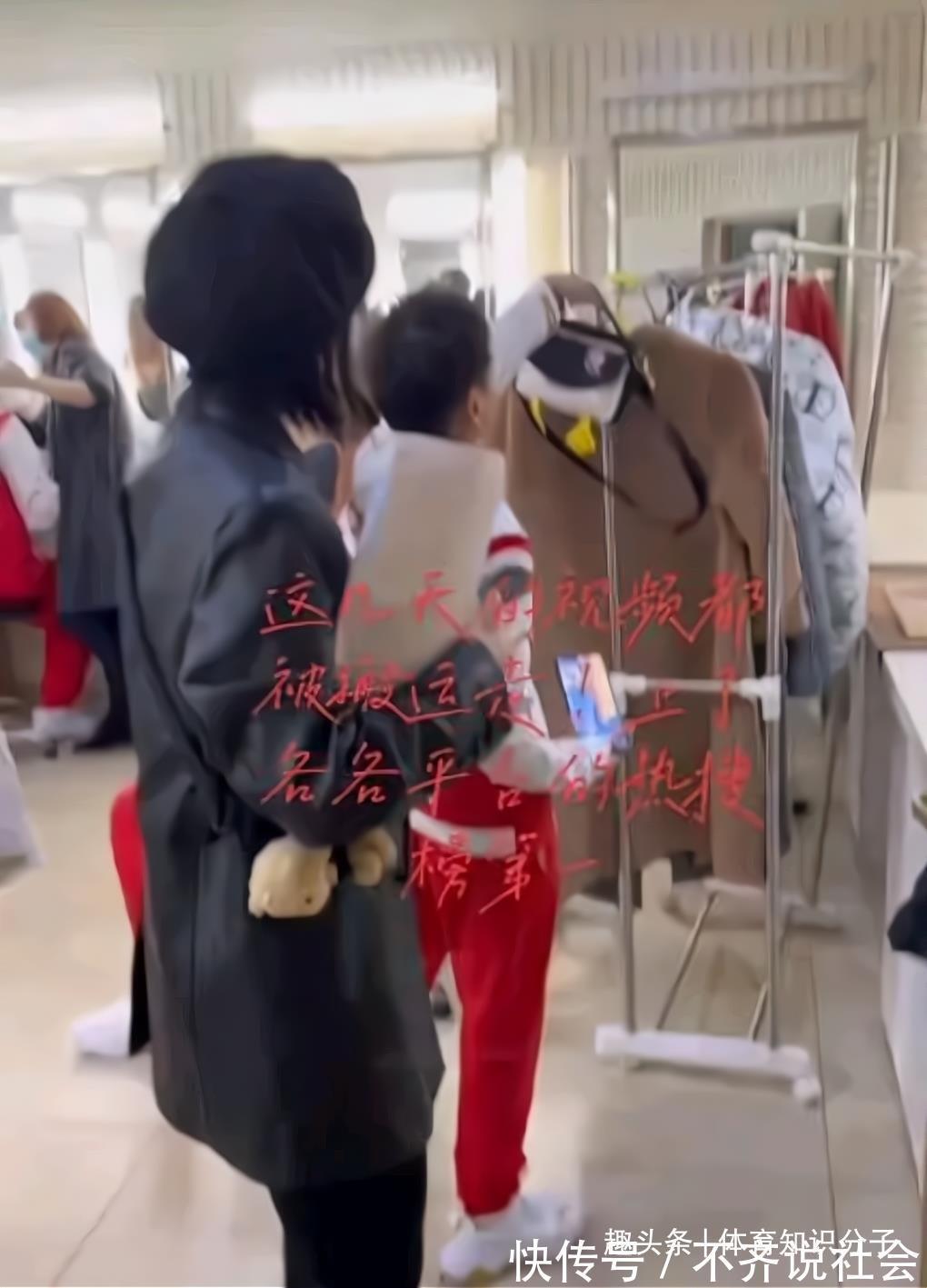 全紅嬋玩游戲忘乎所以被工作人員催促,紅姐低頭玩根本不搭理