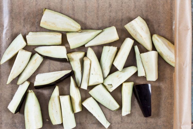 炒茄子切忌直接下油锅，厨师长教你一招，炒出来不发黑也不油腻