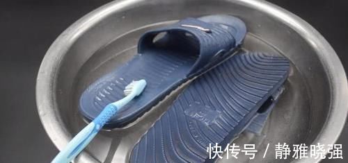 拖鞋穿久了污垢不好洗？一个简单的方法，洗完的拖鞋立马焕然一新