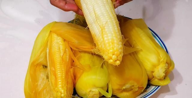 煮玉米,只加清水煮就错了,多加2勺“它”,玉米香嫩清甜更好吃