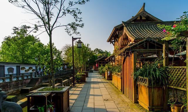 成都有座古镇，是本地人夏天的最爱，被誉为“小丽江”古镇