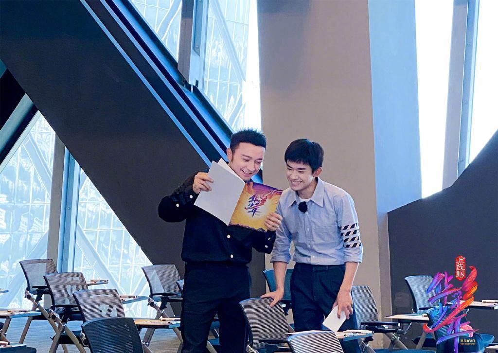 “华彩少年”官宣首位导师,并不是王一博,看清是谁后,多少有些失望