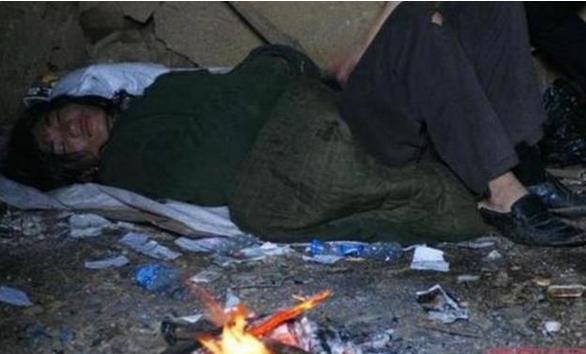 大饼|他被称为“巨婴懒人”,吃饭靠喂、走路靠扁担挑,结局警醒家长