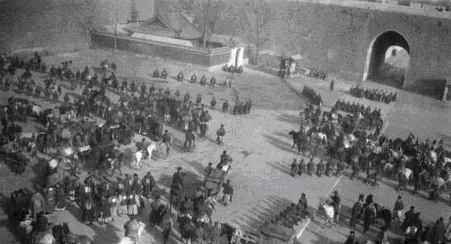 袁世凯|慈禧1902年西逃回京时的照片曝光：场面混乱不堪，大臣痛哭跪迎