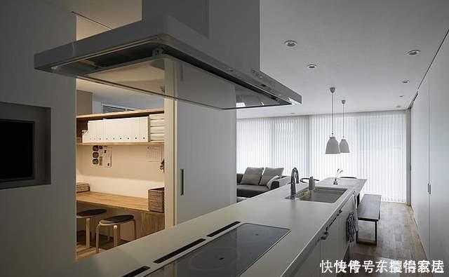 收纳|这对夫妻真有远见,厨房不装吊柜,储物空间翻倍,美观实用还不乱