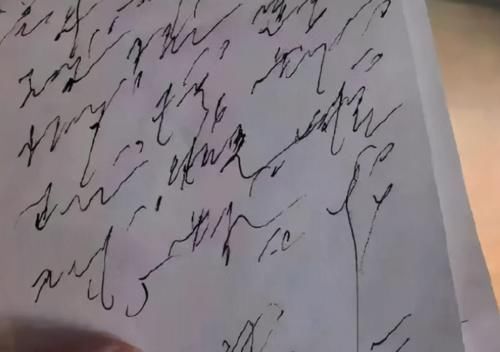 藤蔓|孩子“藤蔓字体”火了,乱七八糟让人看不懂,家长直接拿起棍子