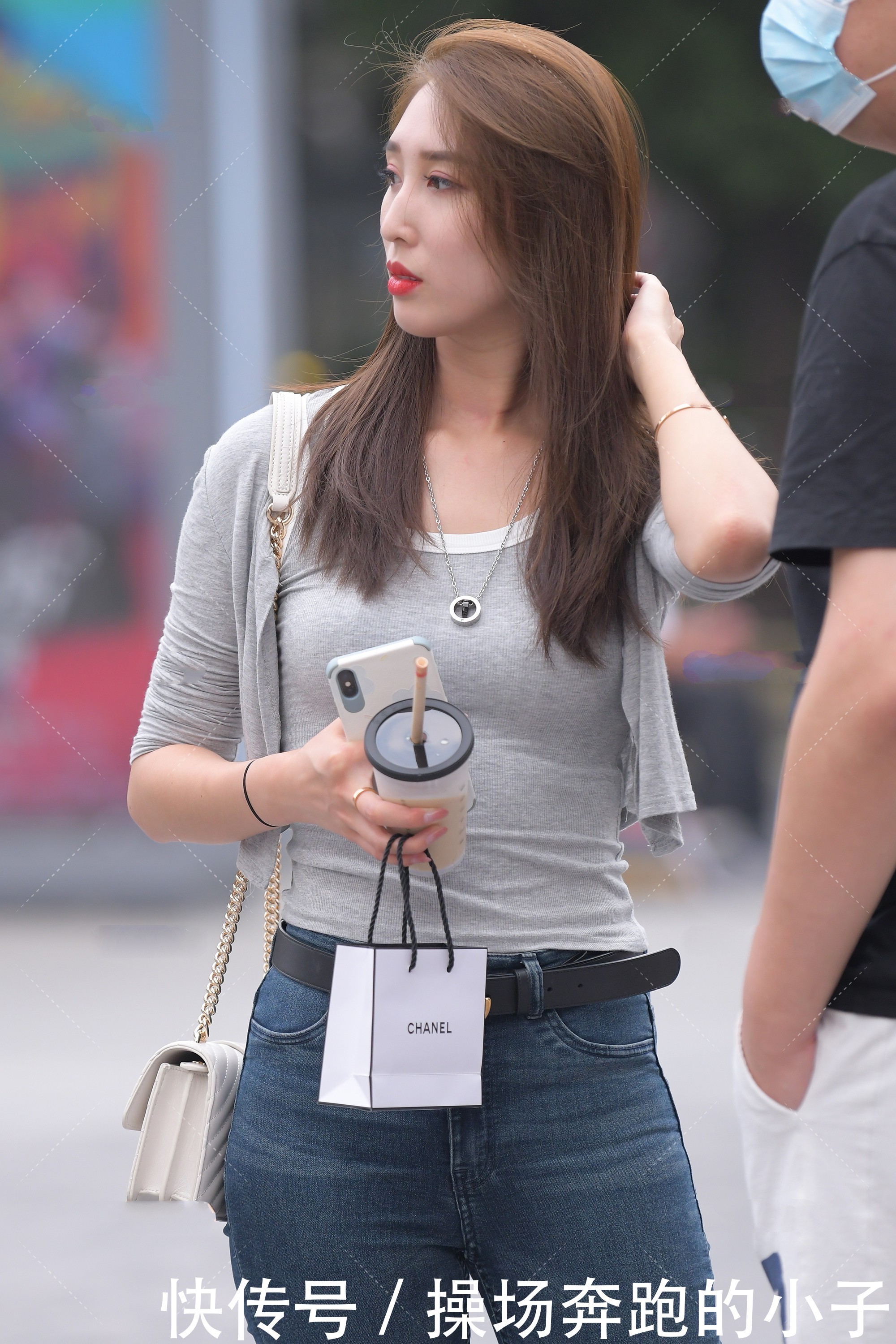 时尚|欧洲站假两件搭配小脚裤,放心大胆穿,休闲又时尚