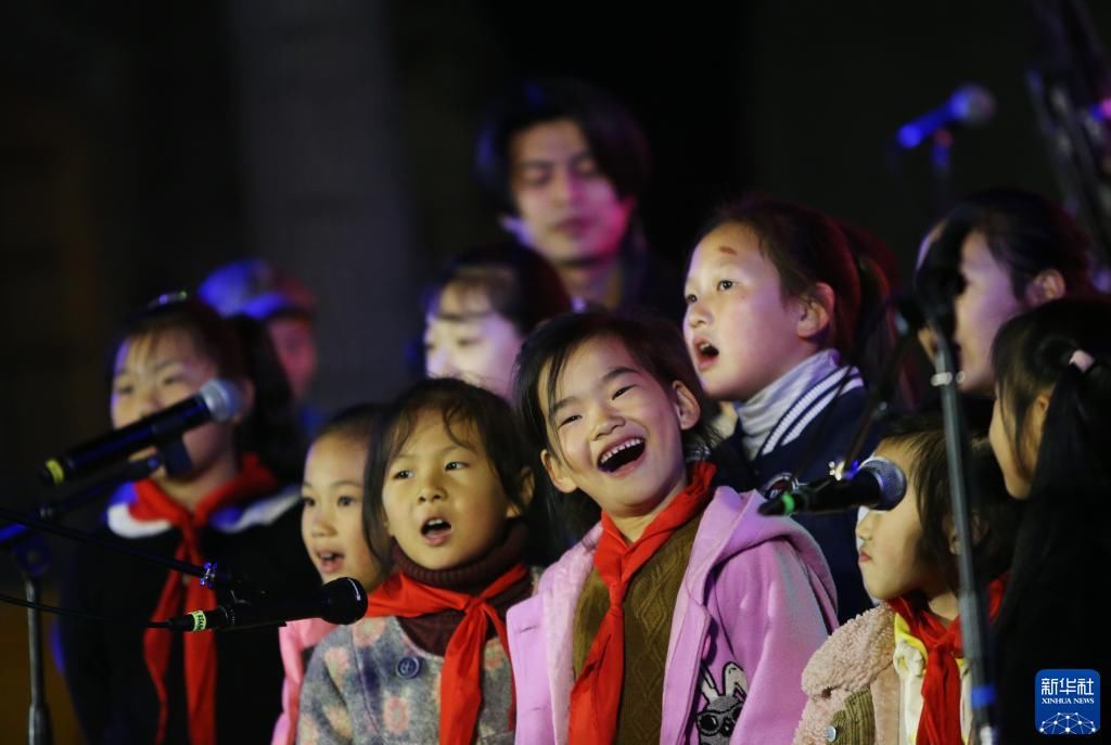 大南坡村@台上唱戏曲 台下发唱片