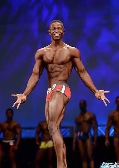 他没有心脏却仍坚持健身,美国27岁小伙感动全球