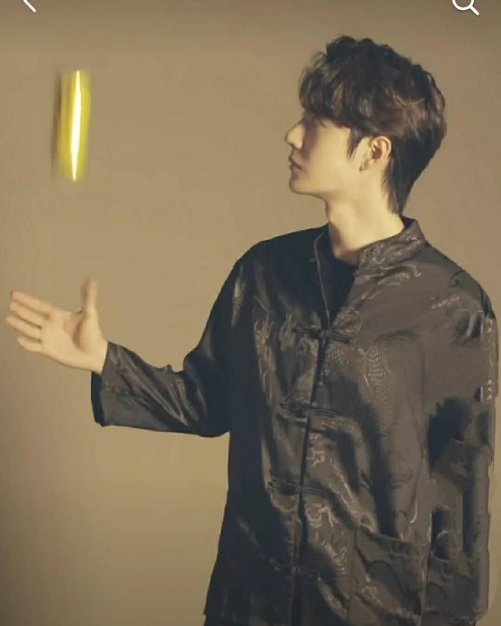 王一博新广告花絮来了穿成了“王大爷”,搭档的男生却意外曝光