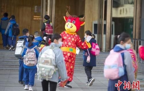 山西太原教师扮“福牛”迎小学生开学