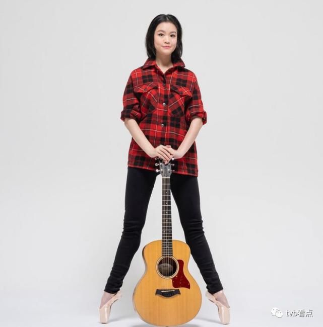 甘比长女晒奢侈品，13岁烫发美甲打扮成熟，与吕丽君女儿大不同