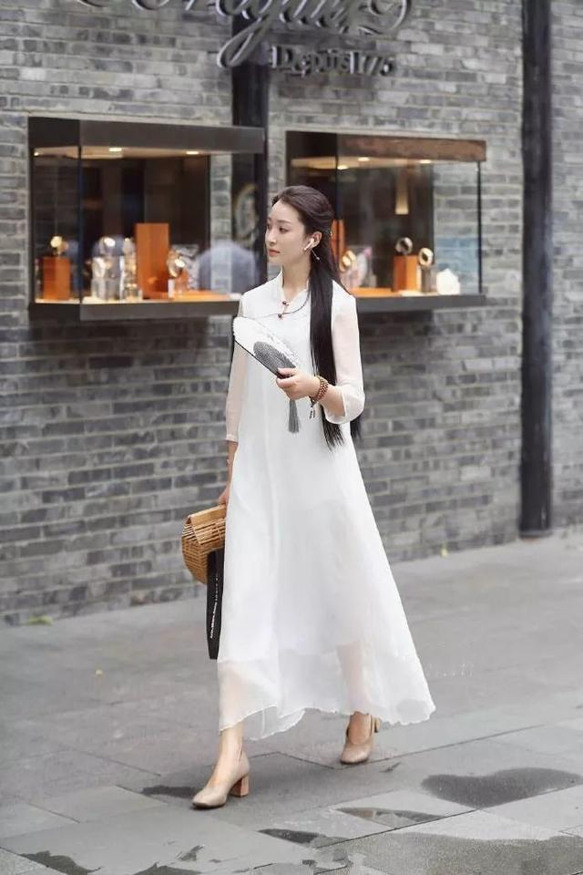 马尾 扎着气质马尾的小姐姐,身穿格纹吊带连衣裙,展现出一种经典的时尚感