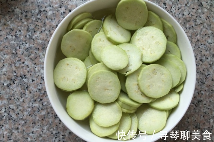 小饼|夏季最该吃的不是黄瓜,而是它,经常上火多吃点,做成小饼真好吃