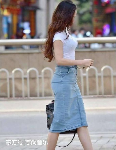开叉|白色紧身衣搭配开叉牛仔裙,妥妥的女神范