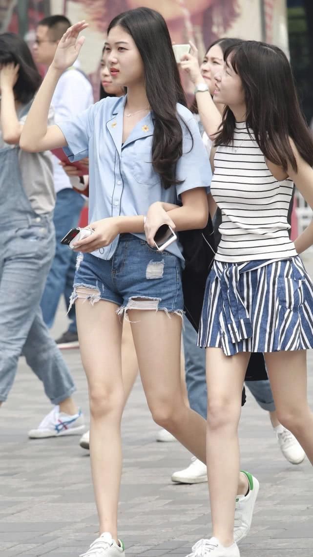 街拍美女:身穿衬衫的姐姐出街,热裤展现青春活力,像谁的初恋吗