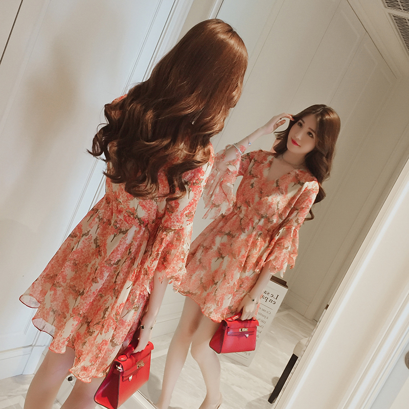 蕾丝|俏丽收腰的连衣裙,一边显瘦一边洋溢优雅气息