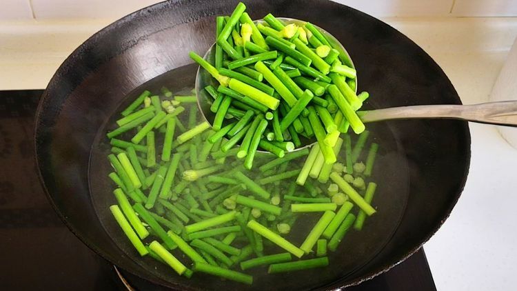 炒蒜苔，最忌切完直接炒，大厨教你一妙招，蒜苔又脆又绿、更入味