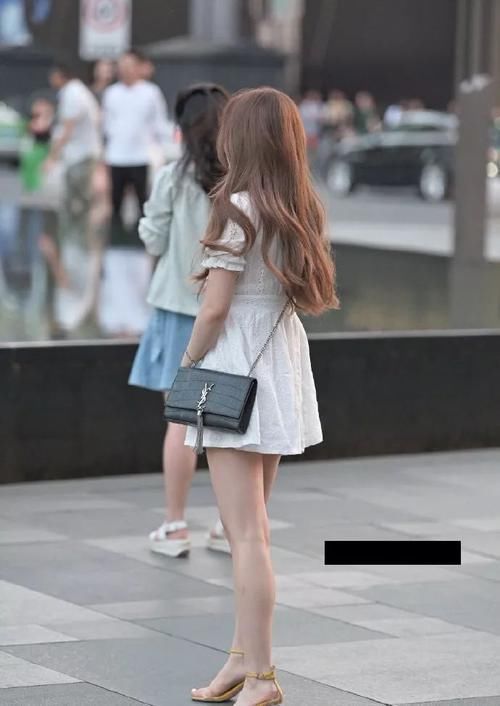 路人街拍清纯优雅的时尚小姐姐,小白裙尽显迷人好身材