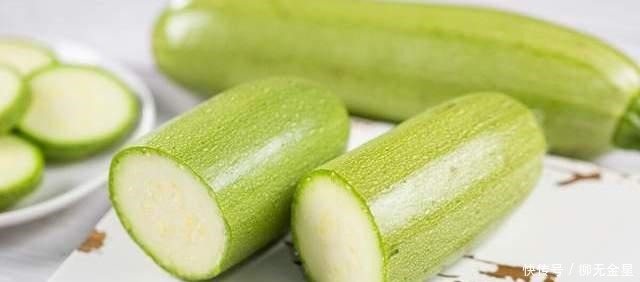  西葫芦别总炒着吃，做馅包成饺子，清口解腻，一口吃两个都不过瘾