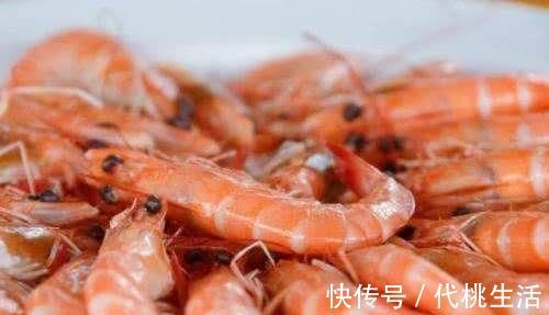 煮虾时,只加生姜与食盐可不行,多加这“2样”,虾肉不腥更鲜香