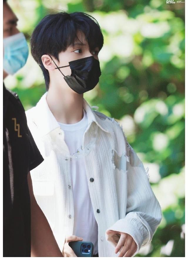 外务|严浩翔第一次个人外务上班饭拍出炉 即将录制《少年说唱企划》开启rapper之旅