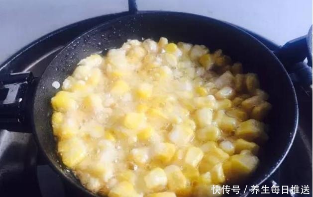 教你在家做“黄金玉米烙”，牢记这2点，做的玉米烙不散更好吃