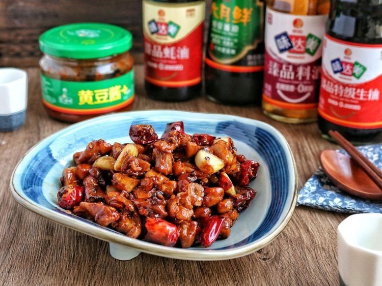 自制麻辣鸡丁，香辣开胃，一口接着一口，好吃到停不下来