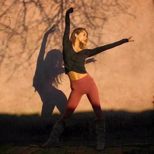 双臂|4个瑜伽动作,每天花30分钟练习,改善身体机能,50岁不显老