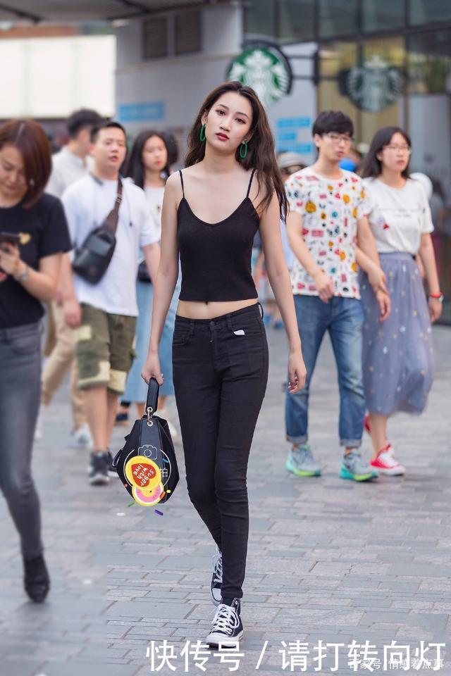牛仔裤|时尚穿搭黑色吊带上衣+黑色牛仔裤,这样穿搭显腿长
