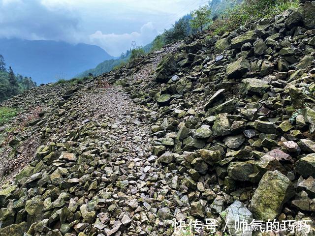 碎石公路|距成都80多公里有处冷门徒步胜地，风景原始，古道沧桑古庙深藏