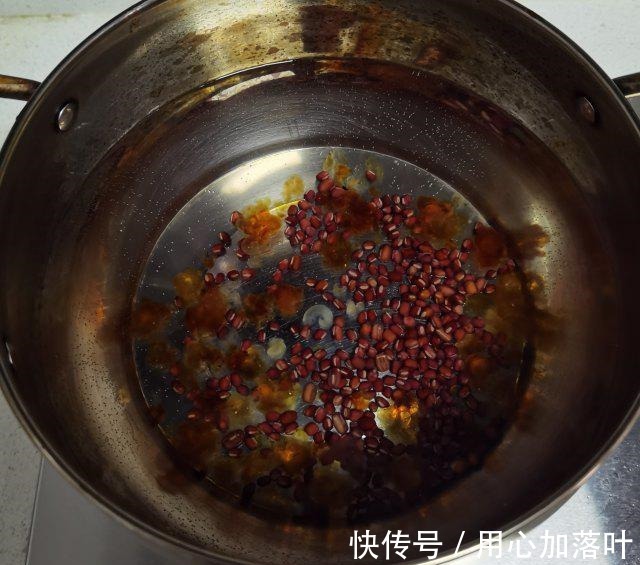 老红糖|桃胶红豆小米粥，早餐来一碗舒服一整天！