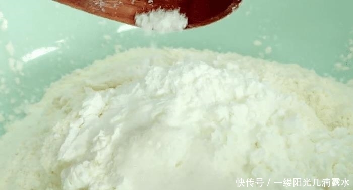  美味|孩子爱吃的早餐鸡蛋饼，手不沾面，3步完成，软嫩营养又美味