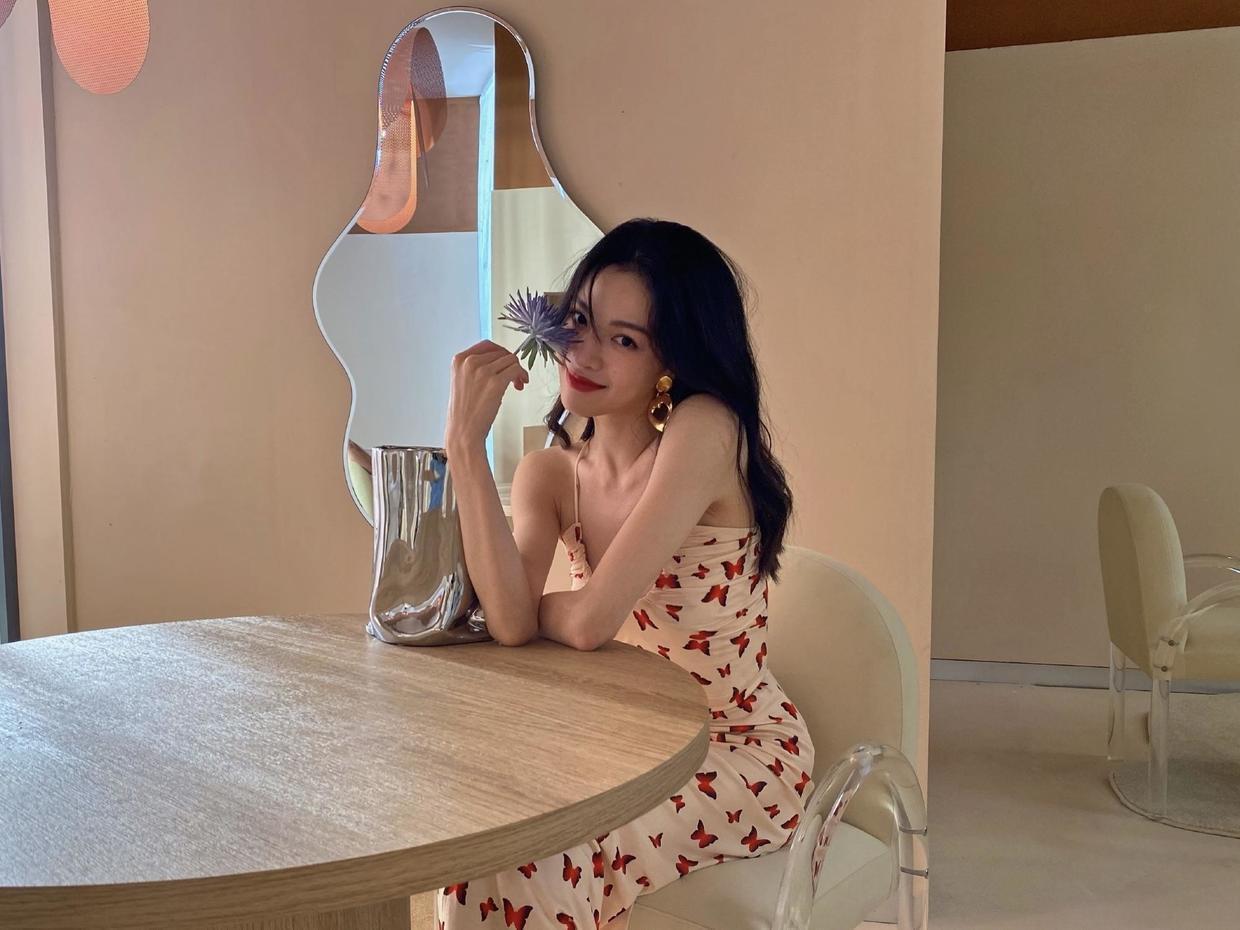 气质|钟楚曦的气质无可挑剔,蝴蝶印花套装秀好身材,高挑曼妙不输超模