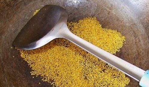 熬小米粥,不要直接用水煮,煮前加一步,粥又香又浓,米油厚