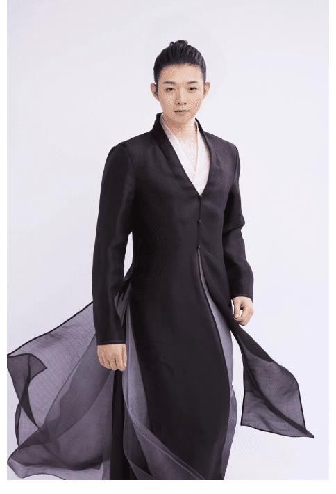 伴奏者|《哥哥》最新一期舞臺播出，霍尊被模糊處理，全程只有1只手出鏡