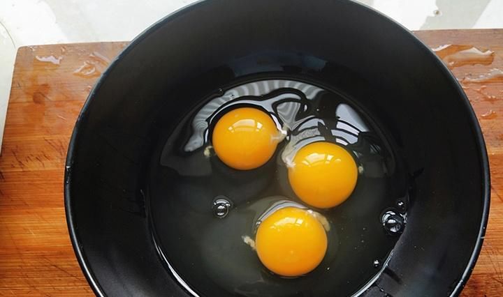 楼道|7月就要吃这菜，鲜嫩清脆，简单一炒，香味飘满楼道，邻居都说香