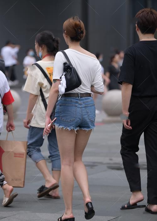露肩一字U领短袖另类穿法，搭配短裤，轻松显出大长腿