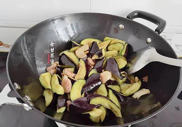 烧茄子|此菜上桌米饭总是见底,咸鲜下饭做法也简单,没胃口时就做它