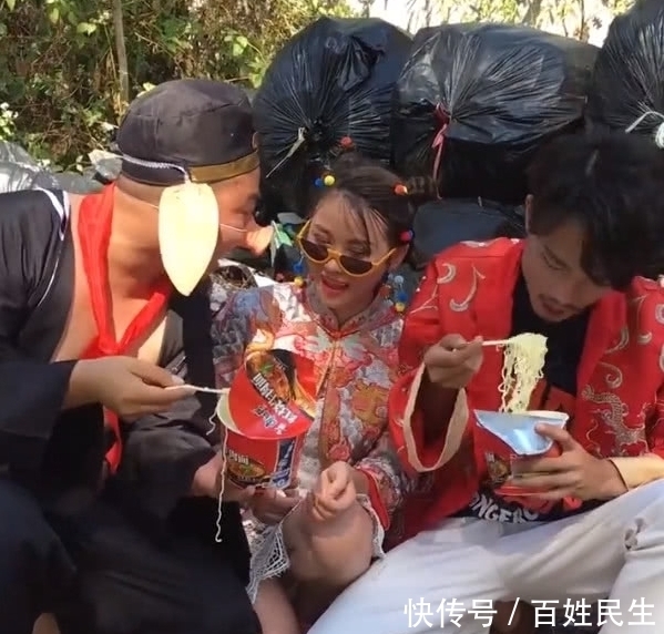 新郎|新人垃圾堆拍婚纱，猪八戒喂新娘泡面，新郎生无可恋的眼神亮了