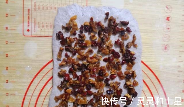 吸油纸|黑米别用来煮粥，做成面包，好吃又美味！