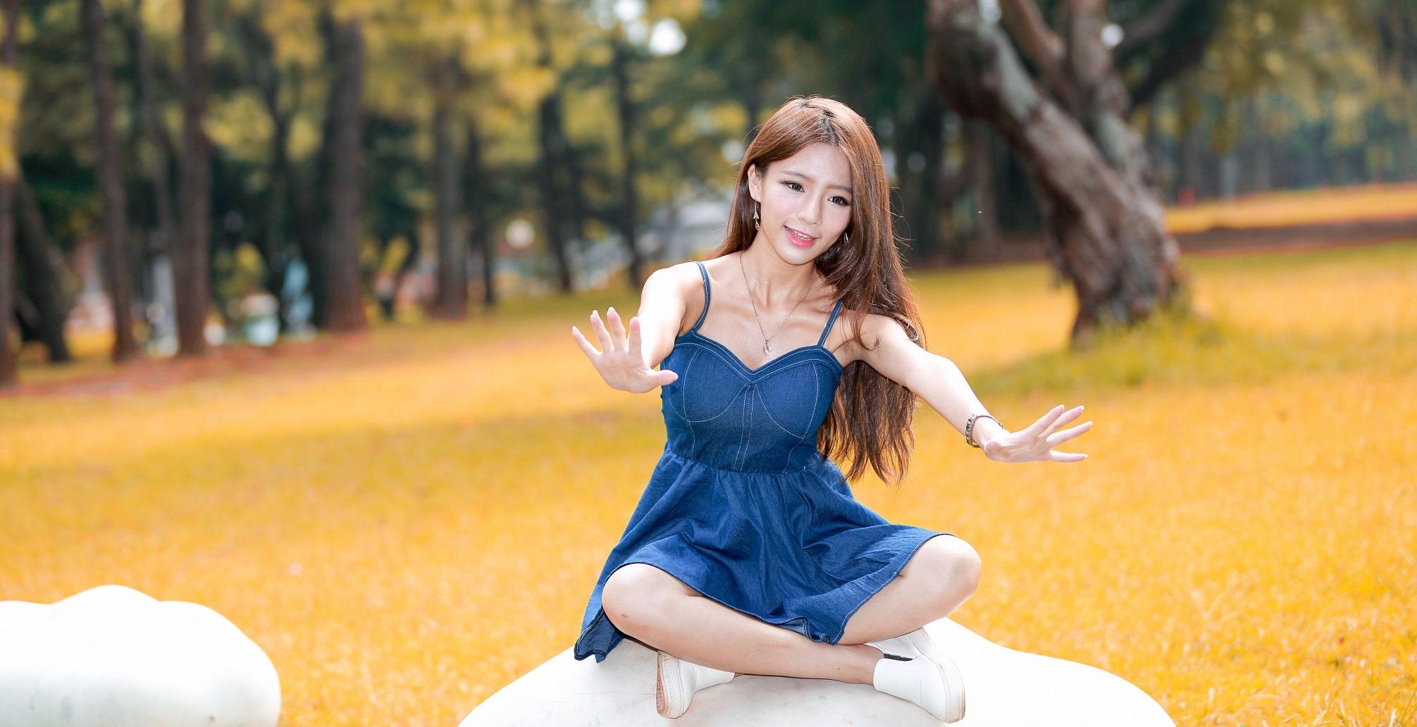 清新靓丽的牛仔吊带裙美女，搭配白色小鞋更是青春气息十足