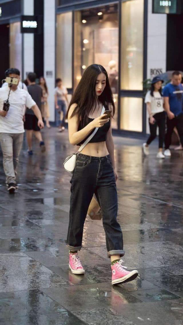 得体|时尚大气的小姐姐，整体衣装搭配大方得体，在夏季的时候照样可以穿