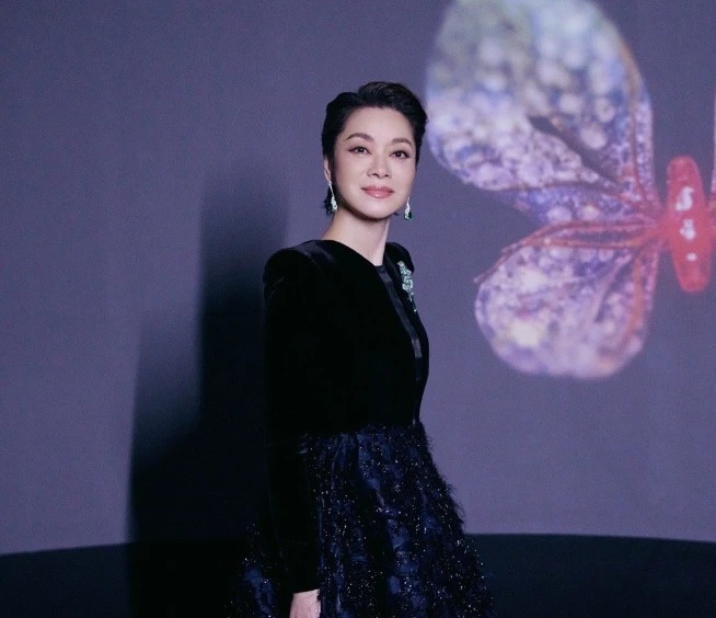 下半身|毛阿敏又“美回来”了,一袭拼接连衣裙成熟优雅,58岁仍惊艳