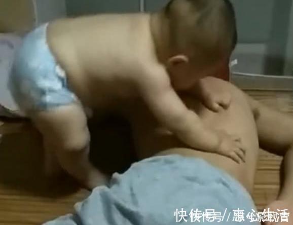 女儿|女儿是爸爸的小棉袄?儿子贴心起来比小棉袄强多!网友纷纷羡慕