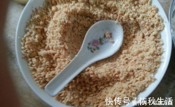 养花不会施肥?换盆时将“它”埋土里,一年不用施肥,花卉长满盆