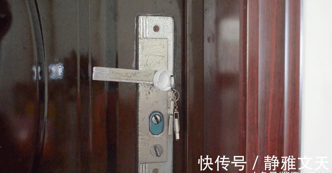 门把上粘个塑料瓶盖, 没想到还有这妙用, 家家户户都用得着
