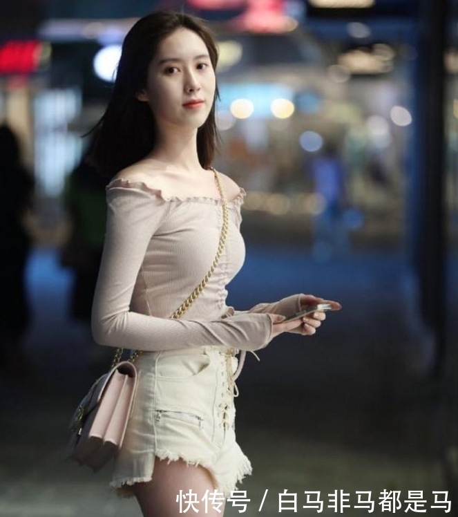 温婉的小姐姐,一身浅色系穿搭,气质出众